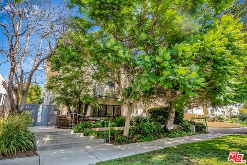 Tiny photo for 811 11th Street #4, Santa Monica, CA 90403 (MLS # 25595335)