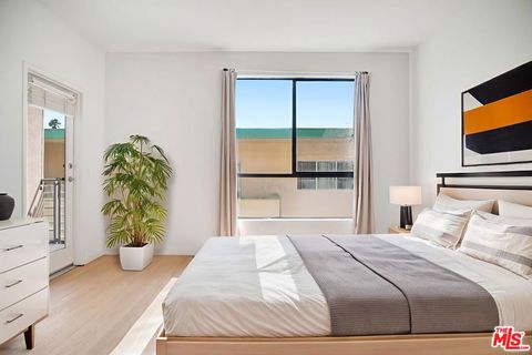 Tiny photo for 811 11th Street #4, Santa Monica, CA 90403 (MLS # 25595335)