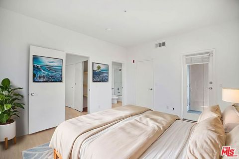 Tiny photo for 811 11th Street #4, Santa Monica, CA 90403 (MLS # 25595335)