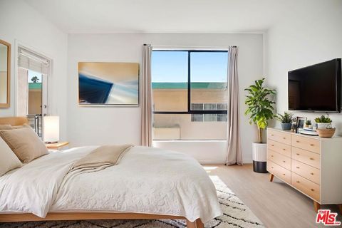 Tiny photo for 811 11th Street #4, Santa Monica, CA 90403 (MLS # 25595335)