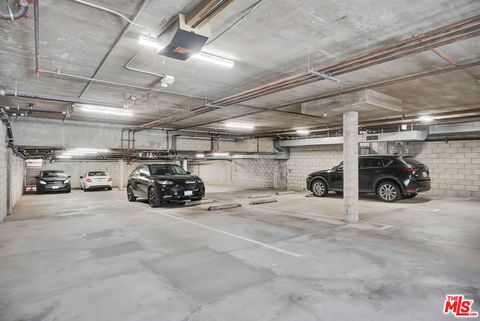 Tiny photo for 811 11th Street #4, Santa Monica, CA 90403 (MLS # 25595335)