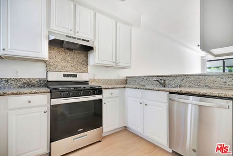 Tiny photo for 811 11th Street #4, Santa Monica, CA 90403 (MLS # 25595335)