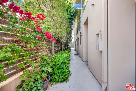 Tiny photo for 811 11th Street #4, Santa Monica, CA 90403 (MLS # 25595335)