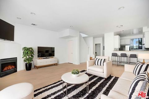 Tiny photo for 811 11th Street #4, Santa Monica, CA 90403 (MLS # 25595335)