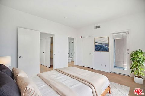 Tiny photo for 811 11th Street #4, Santa Monica, CA 90403 (MLS # 25595335)
