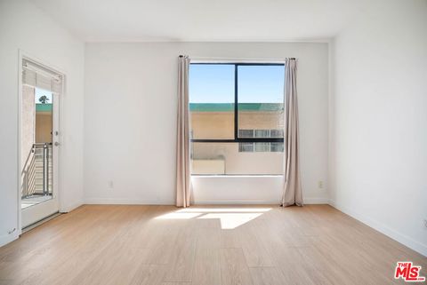 Tiny photo for 811 11th Street #4, Santa Monica, CA 90403 (MLS # 25595335)