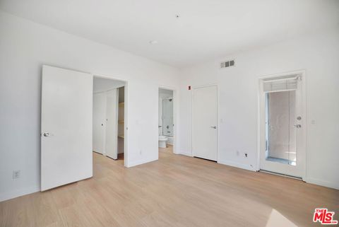Tiny photo for 811 11th Street #4, Santa Monica, CA 90403 (MLS # 25595335)