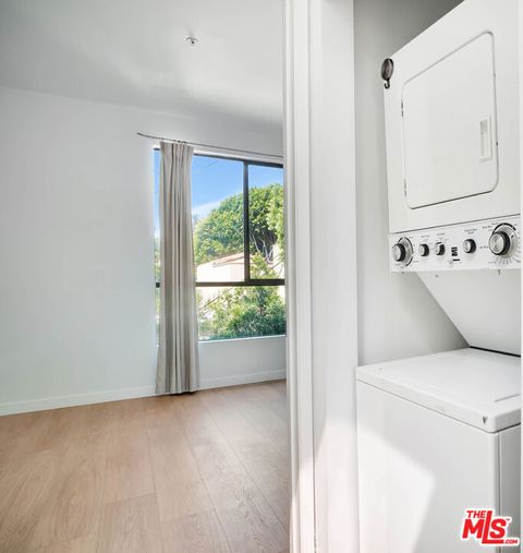 Tiny photo for 811 11th Street #4, Santa Monica, CA 90403 (MLS # 25595335)