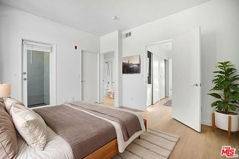 Tiny photo for 811 11th Street #4, Santa Monica, CA 90403 (MLS # 25595335)
