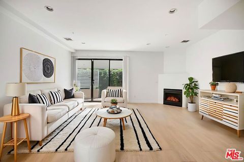 Tiny photo for 811 11th Street #4, Santa Monica, CA 90403 (MLS # 25595335)