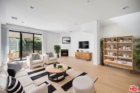 Tiny photo for 811 11th Street #4, Santa Monica, CA 90403 (MLS # 25595335)