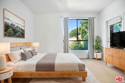 Tiny photo for 811 11th Street #4, Santa Monica, CA 90403 (MLS # 25595335)