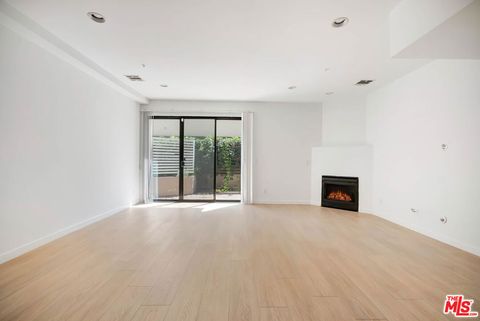Tiny photo for 811 11th Street #4, Santa Monica, CA 90403 (MLS # 25595335)