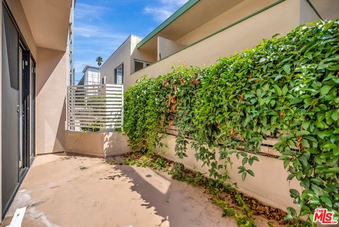 Tiny photo for 811 11th Street #4, Santa Monica, CA 90403 (MLS # 25595335)