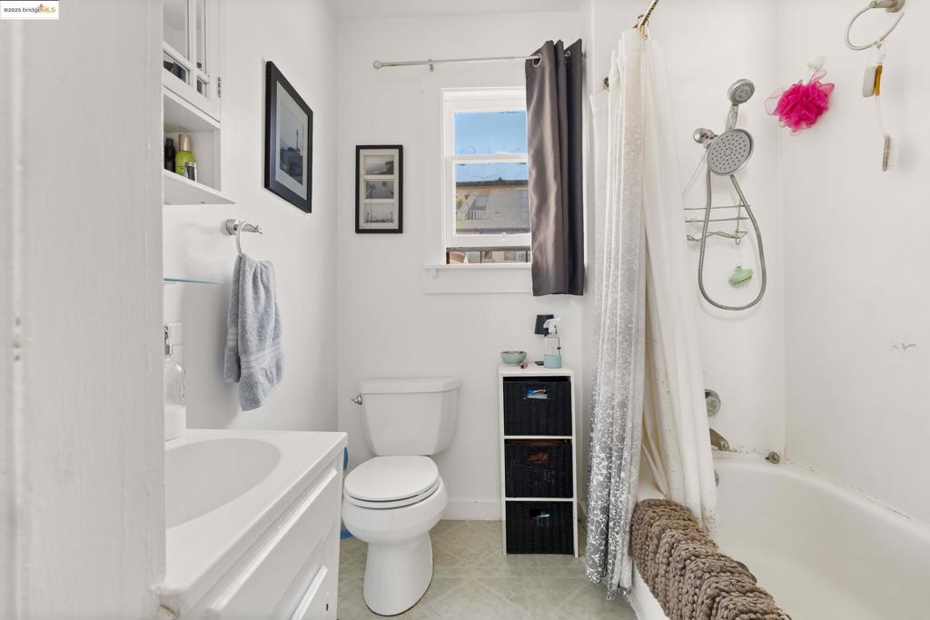 OAKLAND - Residential Income