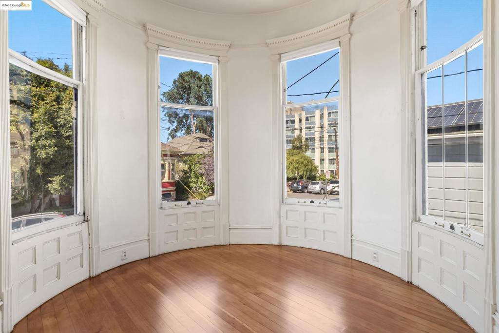 OAKLAND - Residential Income