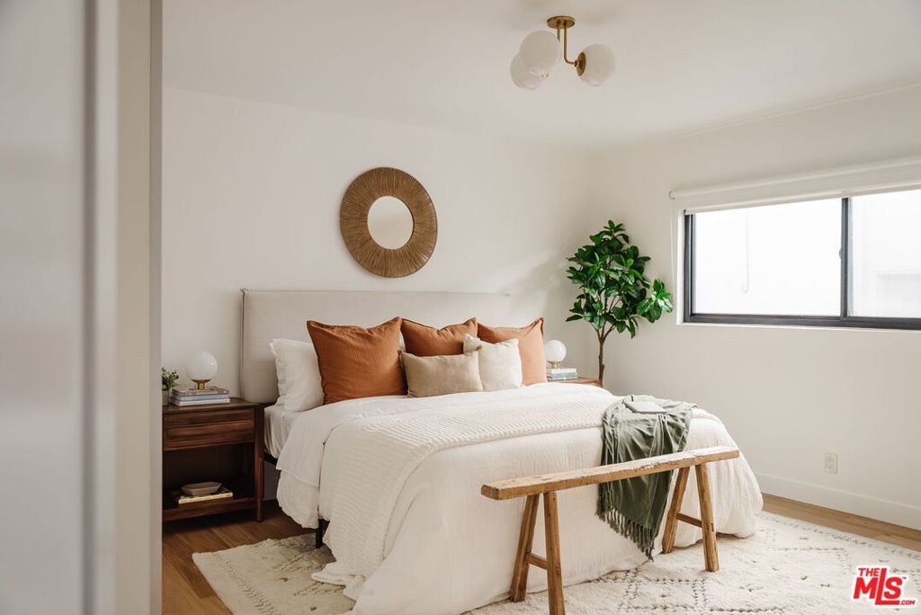 listing image 130725599698978651247