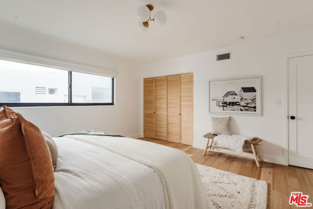 listing image 130720772517867430903