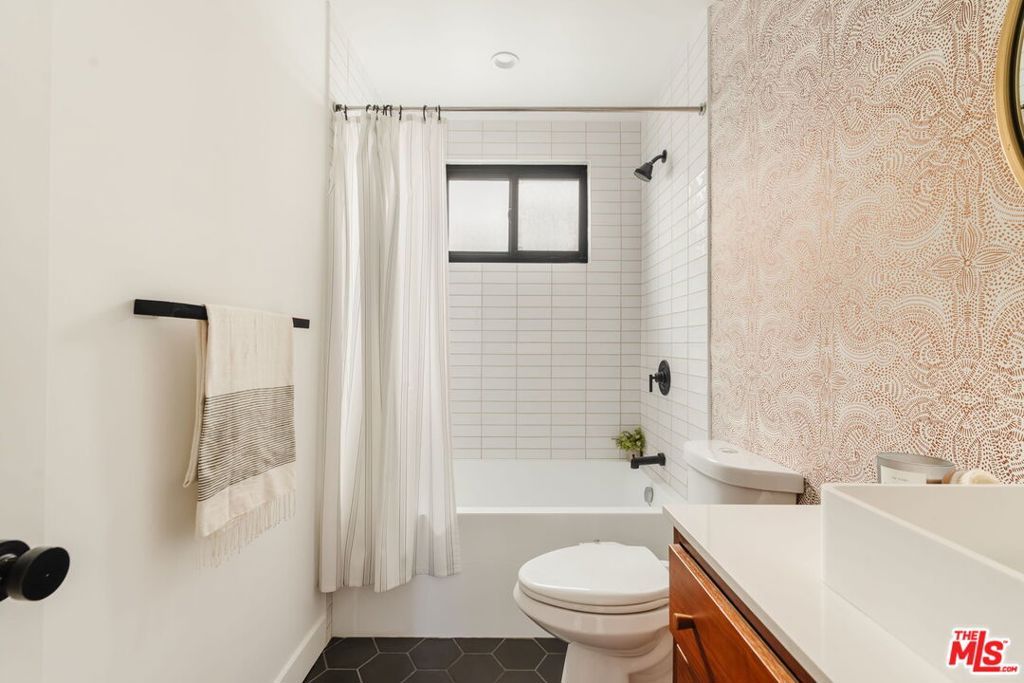 listing image 130720437455349142265