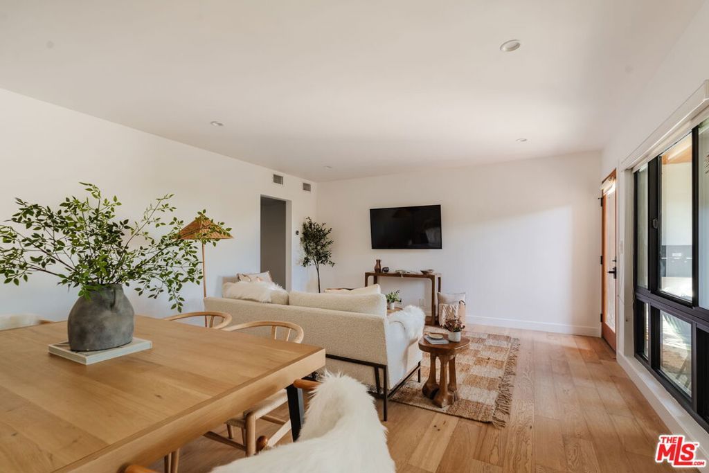 listing image 130721655133077791126