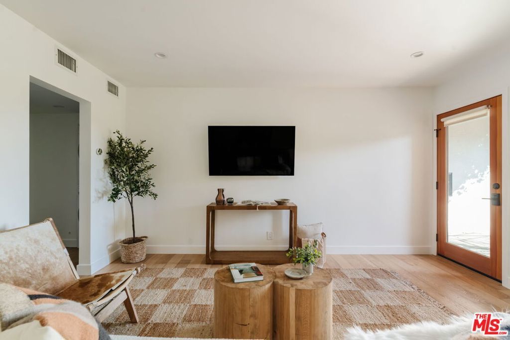 listing image 130729681456993855809