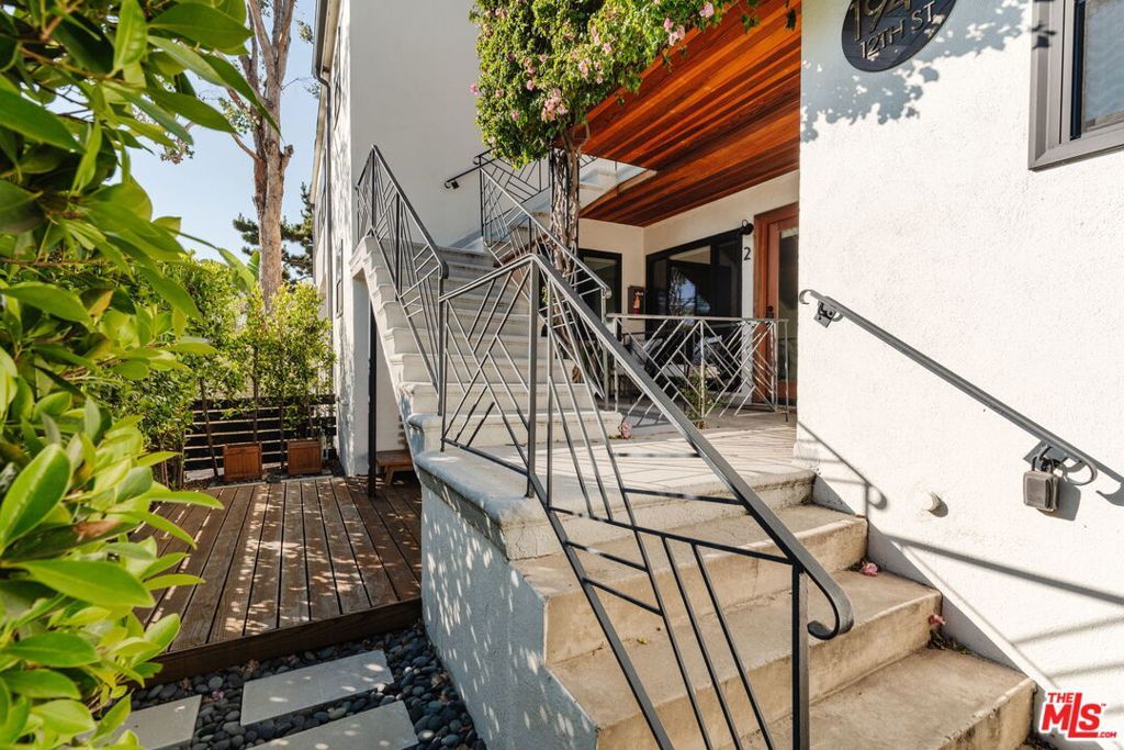 Photo of 1943 12th St #2, Santa Monica, CA 90404 (MLS # 25576777)