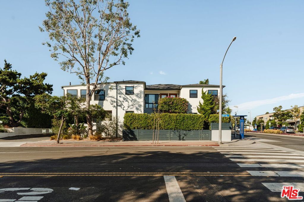 Photo of 1943 12th St #2, Santa Monica, CA 90404 (MLS # 25576777)