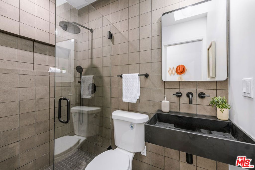 listing image 130726638382139843977