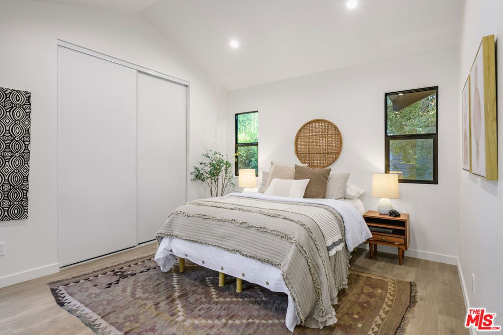 listing image 130729605589153944348