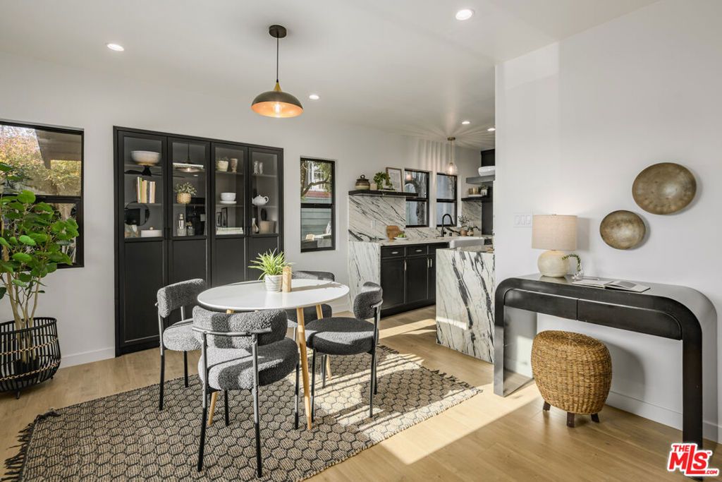 listing image 130729498451009673939