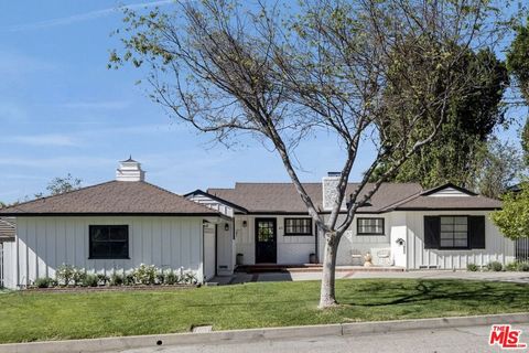 Photo of 435 Cliff Drive, Pasadena, CA 91107 (MLS # 26665799)