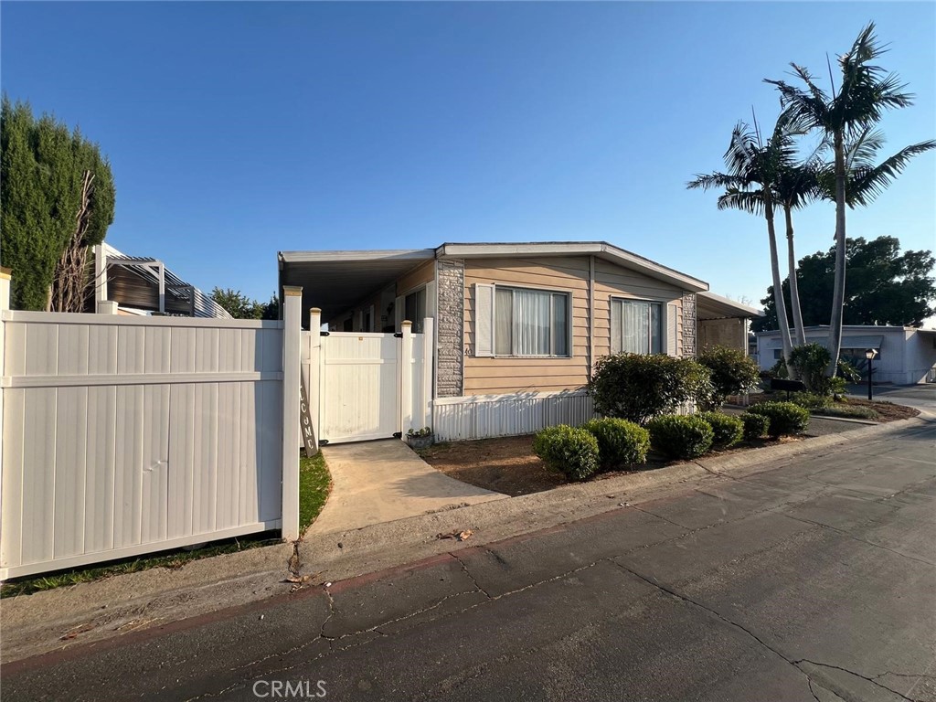 201 W Collins Avenue 40