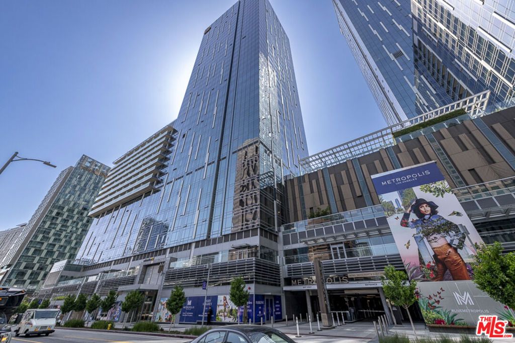 Photo of 877 Francisco Street #919, Los Angeles, CA 90017 (MLS # 25622271)