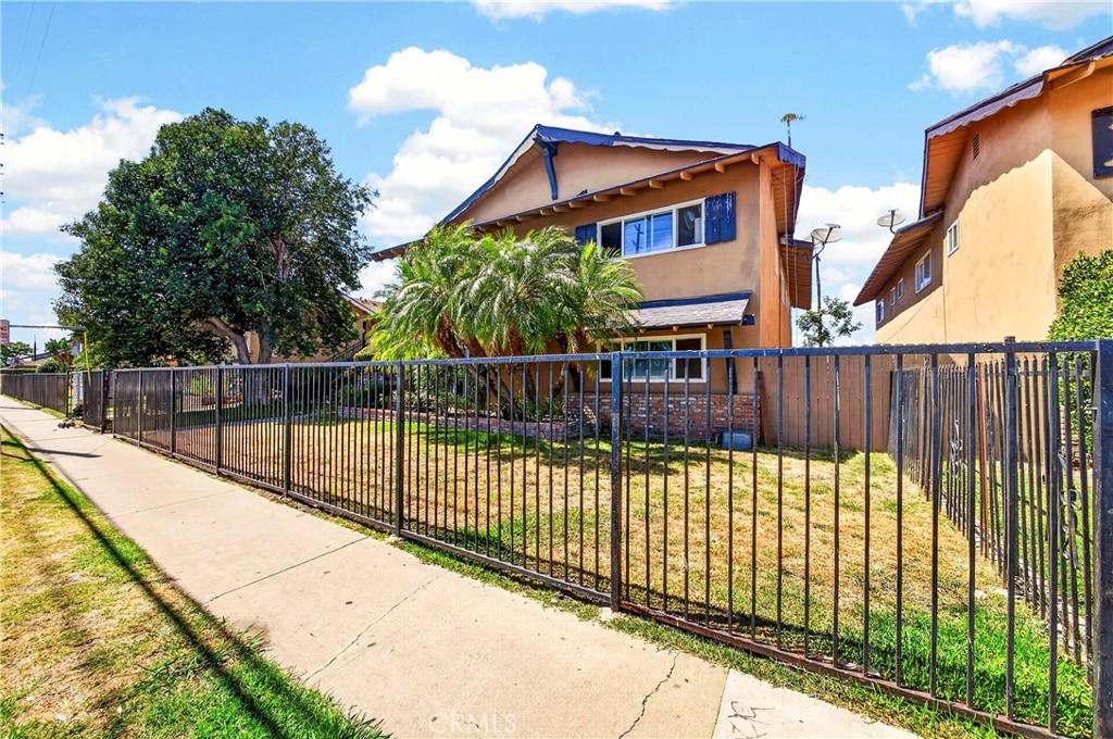 8641 Cerritos