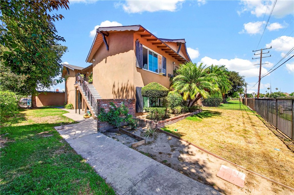 8641 Cerritos