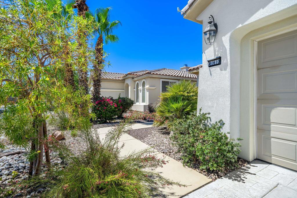 80610 Avenida Los Padres