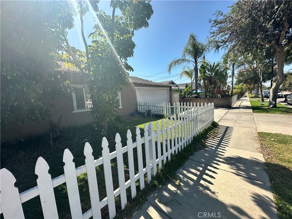 1044 N Sunset