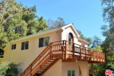 Photo of 1671 Happy Trail, Topanga, CA 90290 (MLS # 26667969)