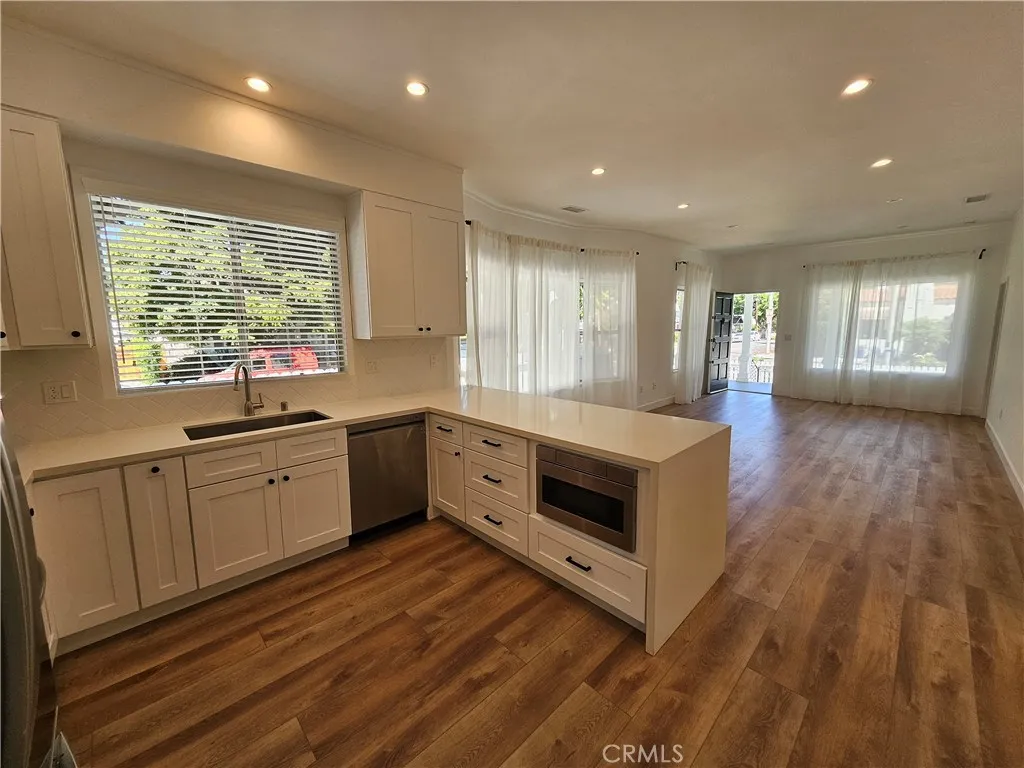 Long Beach, California 90814, United States, 3 Bedrooms Bedrooms, ,2 BathroomsBathrooms,Residential,Pending,208656