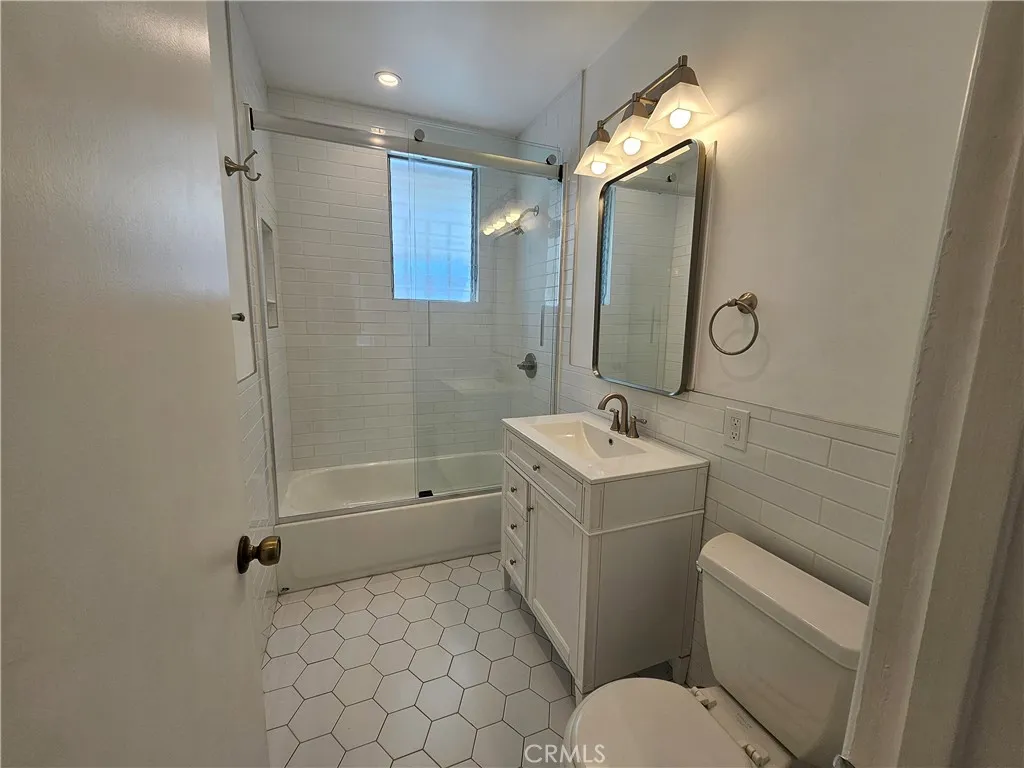 Long Beach, California 90814, United States, 3 Bedrooms Bedrooms, ,2 BathroomsBathrooms,Residential,Pending,208656