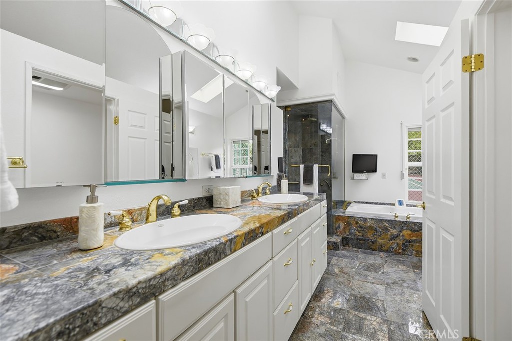Granada Hills, California, 91344, United States, 5 Bedrooms Bedrooms, ,4 BathroomsBathrooms,Residential,Active,2041732