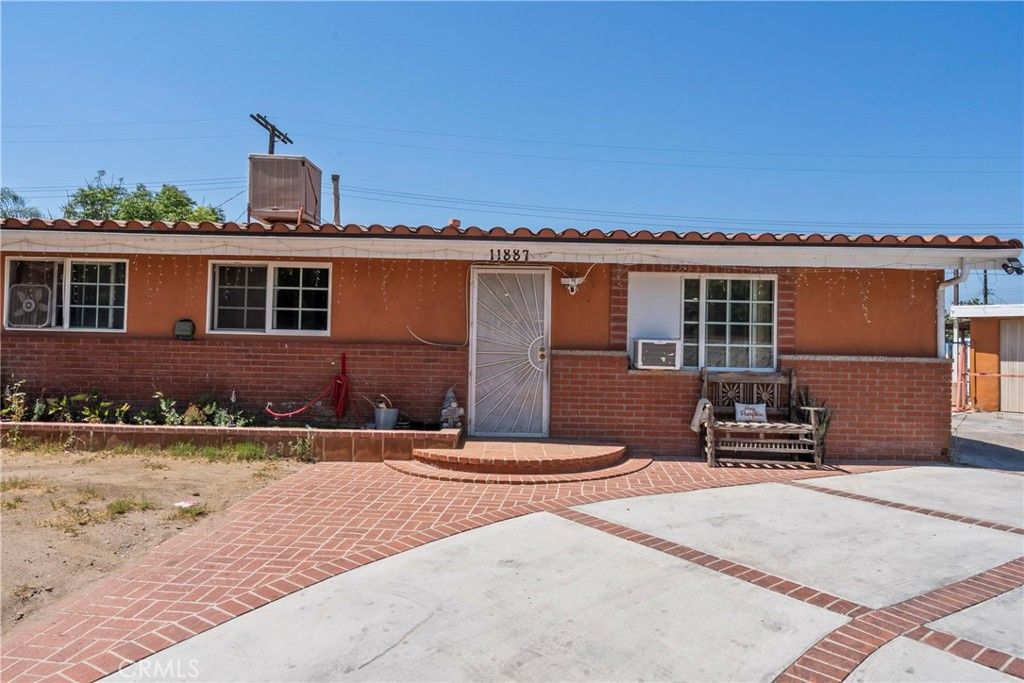 Photo of 11887 Sproule Avenue, Pacoima, CA 91331 (MLS # SR25182913)