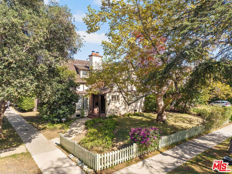 1902 Georgina Avenue