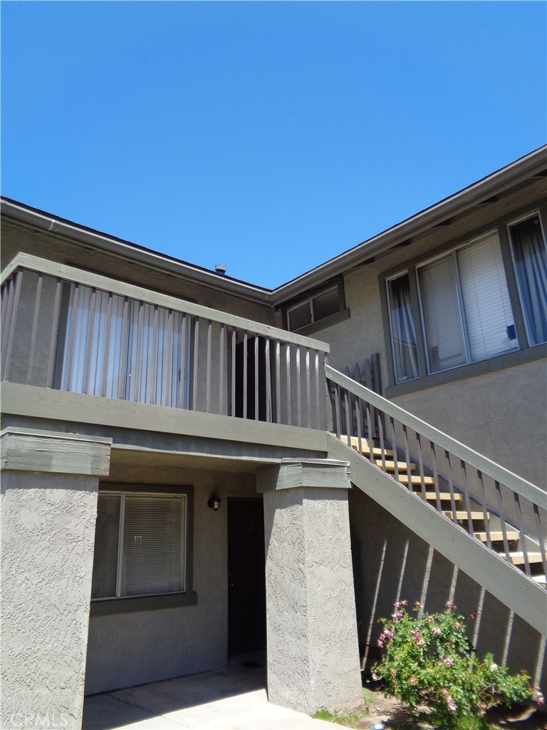 This upper 2 bedroom/ 2 bath upper unit of a 4-plex has been remodeled with wood look plank tile floors, spacious kitchen including white cabinets and quartz counters and island top.
Baths have quartz counter tops.
Bedrooms are large with lots of closet space.
Newer windows. Lots of natural light.
Detached single garage. Coin op laundry on site.
Walking distance to Newland Shopping Center and bike ride to beach.