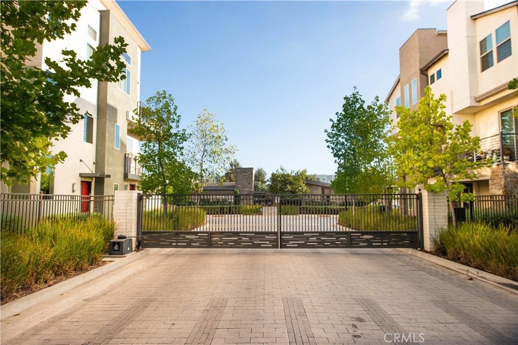 Photo of 19513 19513 Astor Place, Northridge, CA 91324 (MLS # SR25230859)