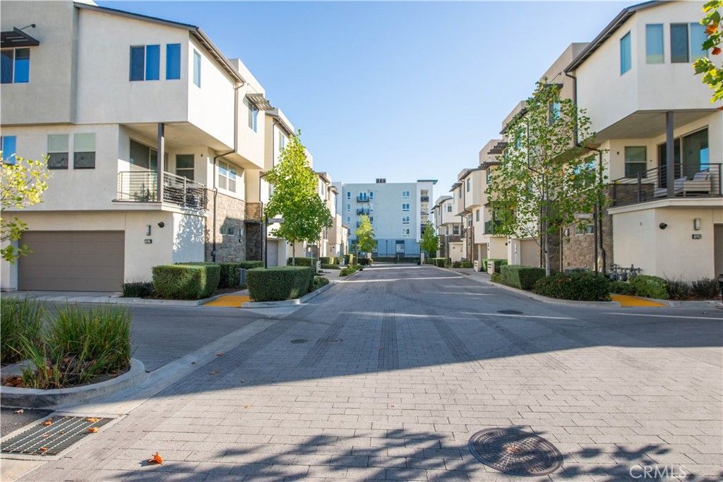 Photo of 19513 19513 Astor Place, Northridge, CA 91324 (MLS # SR25230859)