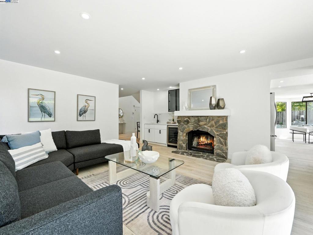 COUNTRY FAIR - Residential