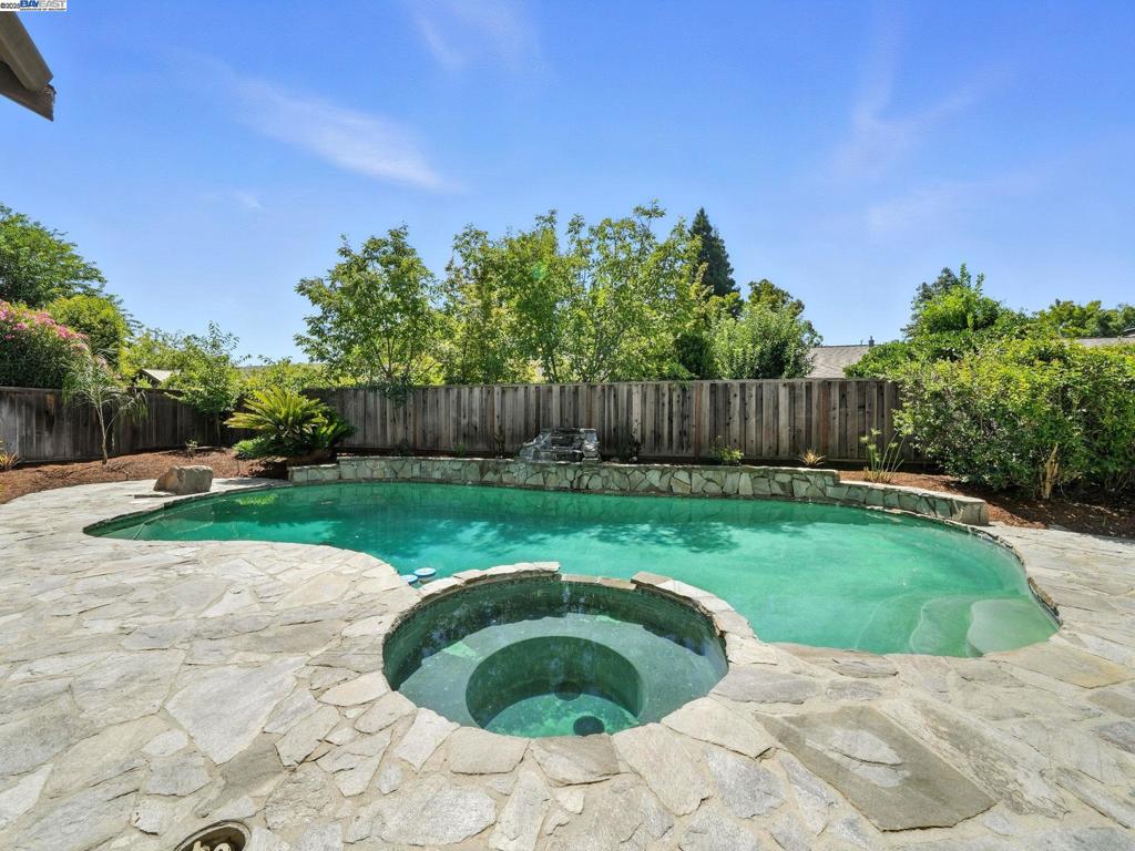 COUNTRY FAIR - Residential