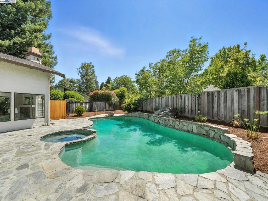 COUNTRY FAIR - Residential
