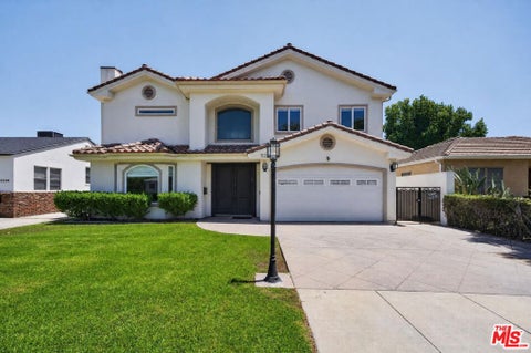 Photo of 5230 Teesdale Avenue, Los Angeles, CA 91607 (MLS # 26102373)